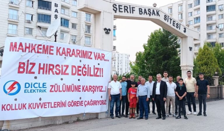 “BİZ HIRSIZ DEĞİLİZ” YAZILI PANKART ASMIŞLARDI KAÇAK HAT ÇEKERKEN YAKALANDILAR