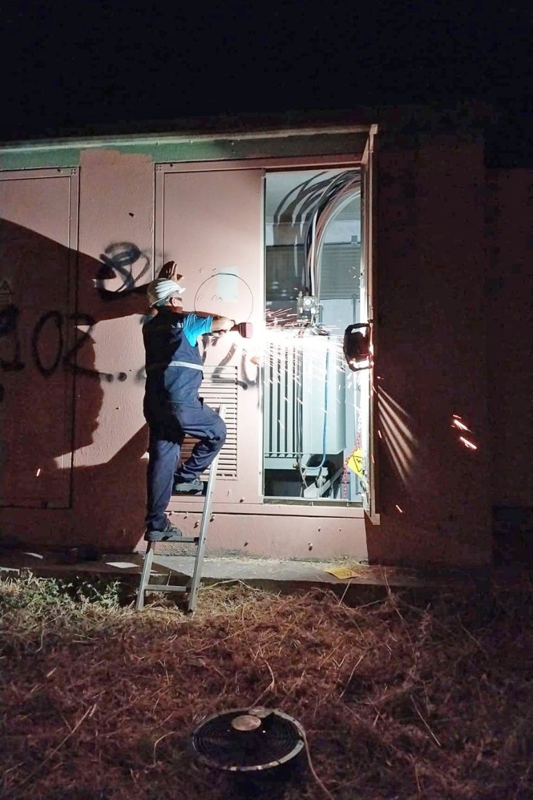 Afrika sıcaklıkları sonrası trafolara fan yerleştirildi