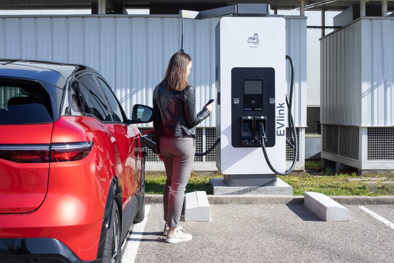 Schneider Electric, EVlink Pro DC 180 kW Hızlı Elektrikli Araç Şarj İstasyonu ile Net Sıfır Hedefine Katkı Sağlıyor