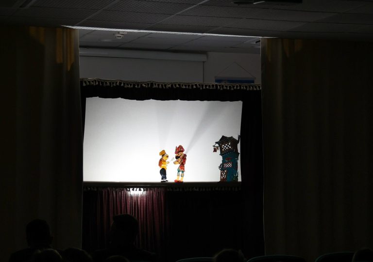 Karagöz ve Hacivat öğrencilere enerjide tasarruf tüyoları verdi